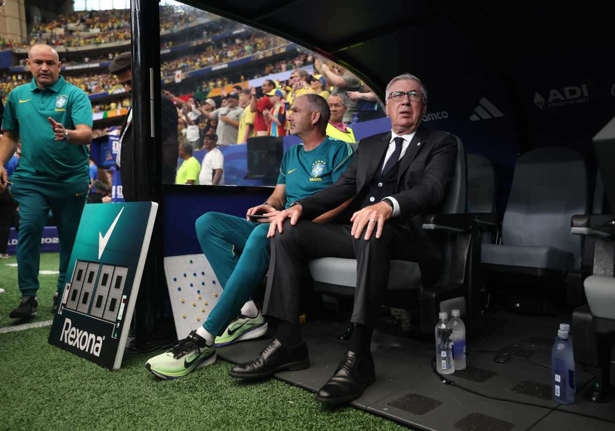 HOUSTON, TEXAS - 29 DE JUNHO: O técnico do Brasil, Carlo Ancelotti, observa antes da partida das oitavas de final da Copa do Mundo FIFA 2026 entre Brasil e Japão em 29 de junho de 2026 no Houston Stadium, em Houston, Texas. (Foto de Lars Baron/Getty Images)