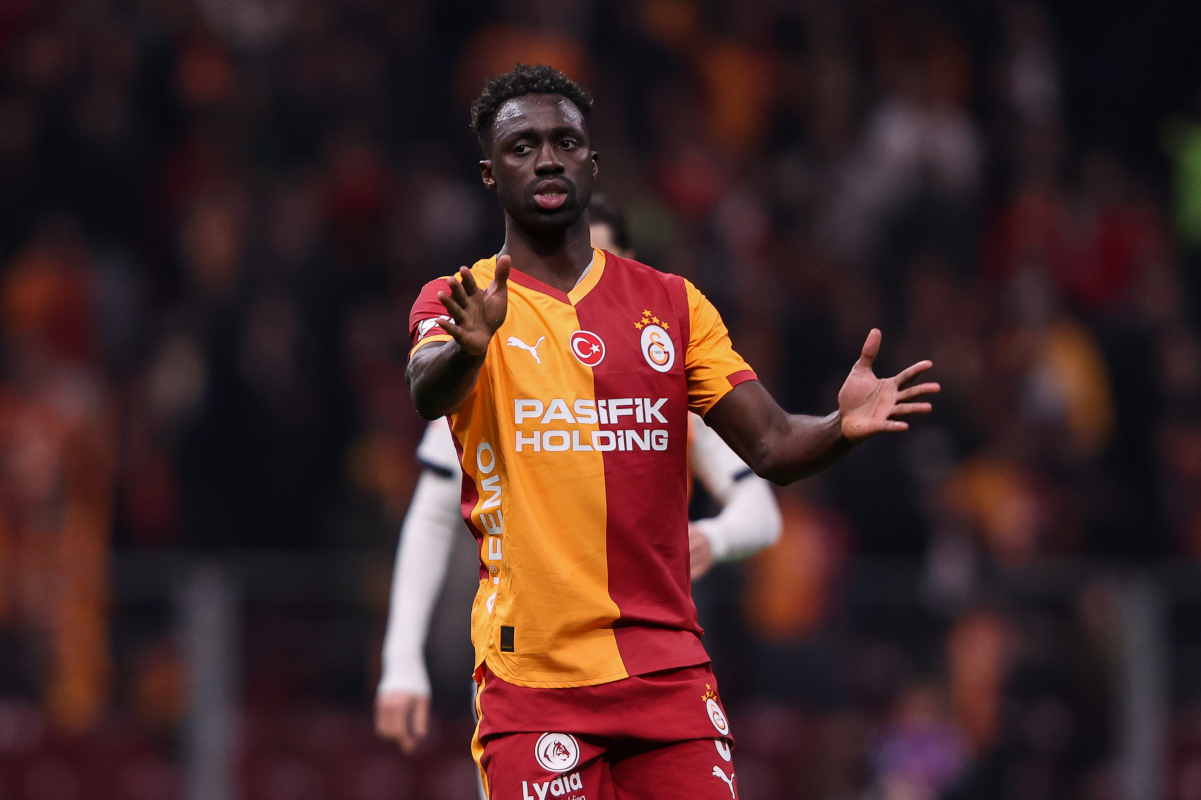 ISTAMBUL, TURQUIA - 14 DE MARÇO: Davinson Sanchez do Galatasaray reage durante a partida da Trendyol Super League entre Galatasaray SK e Rams Basaksehir FK no Rams Park Stadium em 14 de março de 2026 em Istambul, Turquia. (Foto de Ahmed Mora/Getty Images)