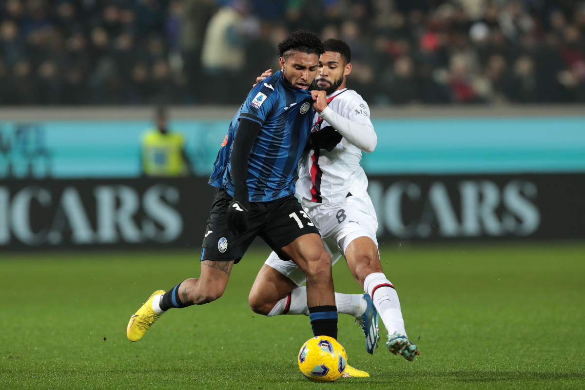 BERGAMO, ITÁLIA - 09 DE DEZEMBRO: Ederson do Atlanta BC é desafiado por Ruben Loftus-Cheek do AC Milan durante a partida da Série A TIM entre Atlanta BC e AC Milan no Gaius Stadium em 09 de dezembro de 2023 em Bergamo, Itália. (Foto: Emílio Andreoli/Getty Images)