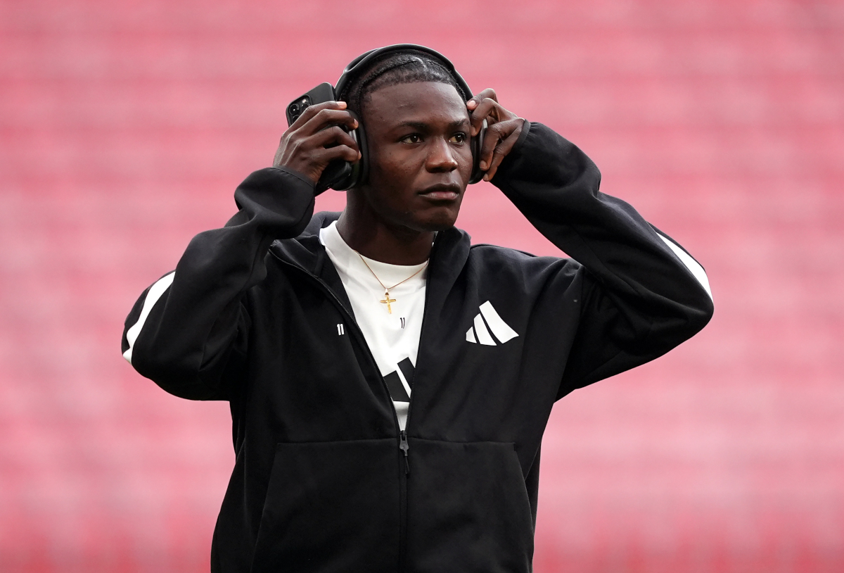 BILBAO, ESPANHA - 22 DE OUTUBRO: Emanuel Addai do Qarabag FC inspeciona o campo antes da partida MD3 da Liga dos Campeões da UEFA 2025/26 entre Athletic Club e Qarabag FC no Estadio de San Mames em Bilbao, Espanha, em 22 de outubro (Foto de Mapleti)