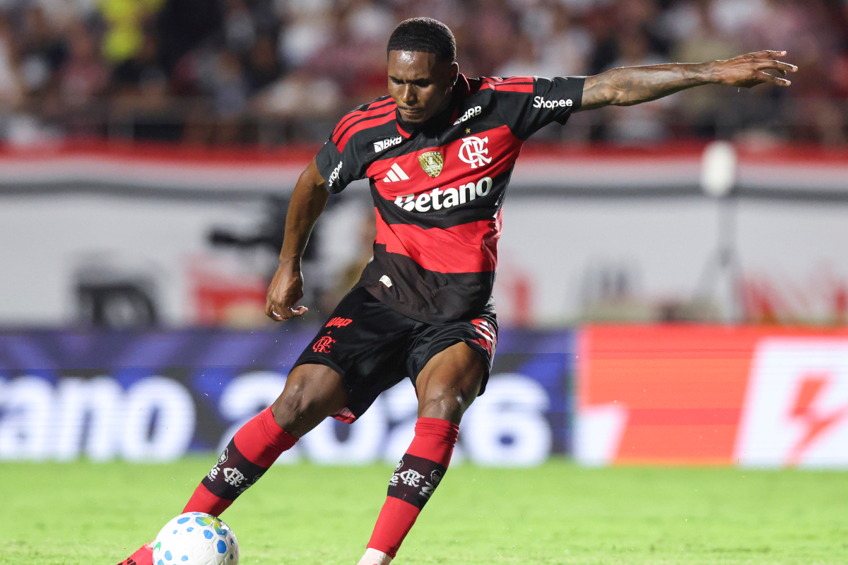 SÃO PAULO, BRASIL - 28 DE JANEIRO: Everton Araujo do Flamengo chuta a gol durante uma partida do Brasileirão 2026 entre São Paulo e Flamengo no Estádio do Morumbis em 28 de janeiro de 2026 em São Paulo, Brasil. (Foto de Alexander Snyder/Getty Images)
