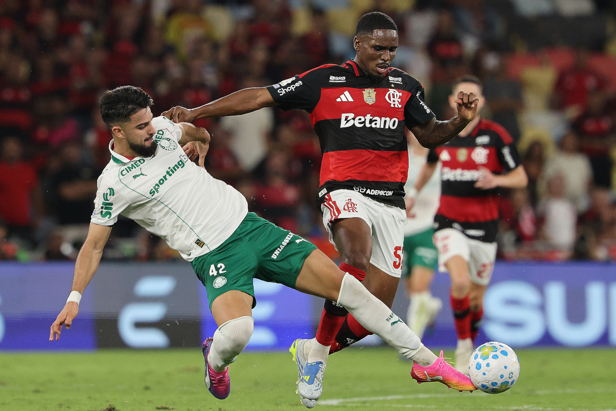 RIO DE JANEIRO, BRASIL - 23 DE MAIO: José Manuel Lopez do Palmeiras luta pela bola com Everton Araujo do Flamengo durante a partida entre Flamengo e Palmeiras no Brasileirão 2026 no Estádio do Maracanã em 23 de maio de 2026 em Janeiro. (Foto de Wagner Meyer/Getty Images)
