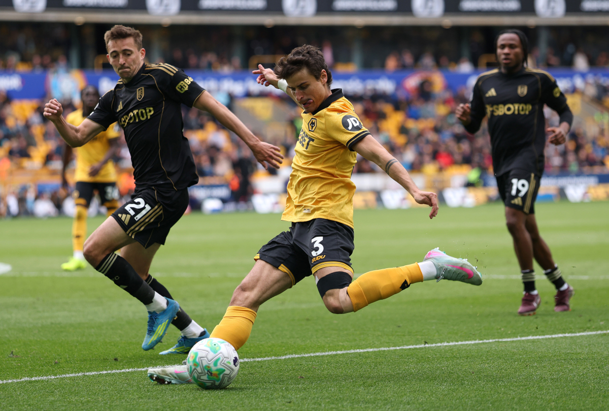 WOLVERHAMPTON, INGLATERRA - 17 DE MAIO: Hugo Bueno do Wolverhampton Wanderers passa a bola sob pressão de Timothy Casten do Fulham durante a partida da Premier League entre Wolverhampton Wanderers e Fulham em Molineux em 17 de maio de 2026 em Wolverhampton, Inglaterra. (Foto de Alex Pantling/Getty Images)