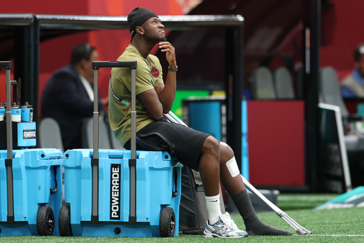 VANCOUVER, COLUMBIA BRITÂNICA - 24 DE JUNHO: Ismael Cone nº 8 do Canadá observa antes da partida do Grupo B da Copa do Mundo FIFA 2026 entre Suíça e Canadá no BC Place Vancouver em 24 de junho de 2026 em Vancouver, BC. (Foto: Emily Chin/Getty Images)
