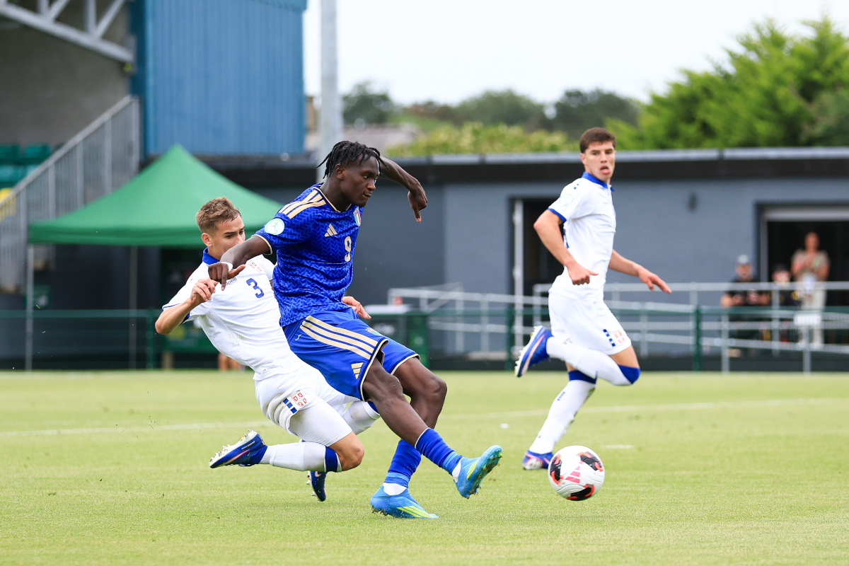 CAERNARFON, WALES - 29 DE JUNHO: Jamal Idrisso da Itália marca o segundo gol de sua equipe durante a partida do Campeonato Europeu Sub-19 de 2026 entre Itália e Sérvia em 29 de junho de 2026 em Caernarfon, País de Gales. (Foto de Jess Hornby/Getty Images)