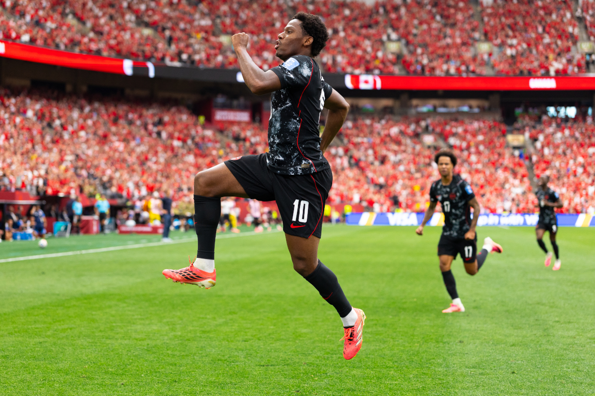 VANCOUVER, COLUMBIA BRITÂNICA - 18 DE JUNHO: Jonathan David, do Canadá, comemora depois de marcar o segundo gol da equipe durante a partida do Grupo B da Copa do Mundo FIFA 2026 entre Canadá e Catar no BC Place Vancouver em 18 de junho de 2026 em Vancouver, British Columbia. (Foto de França Santiago/Getty Images)