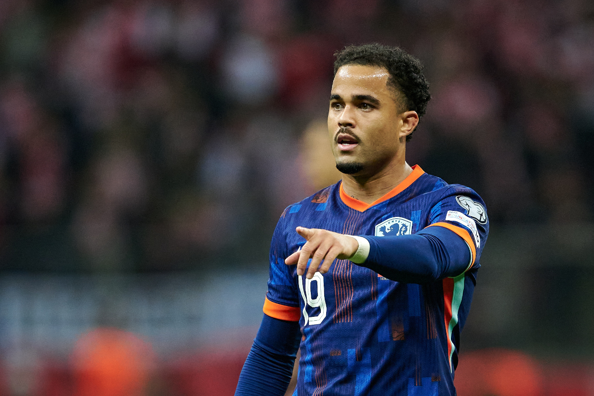 VARSÓVIA, POLÔNIA - Justin Kluivert da Holanda marca durante a partida de qualificação para a Copa do Mundo FIFA 2026 entre Polônia e Holanda em 14 de novembro de 2025 em Varsóvia, Polônia. (Foto de Rafal Oleksiewicz/Getty Images)