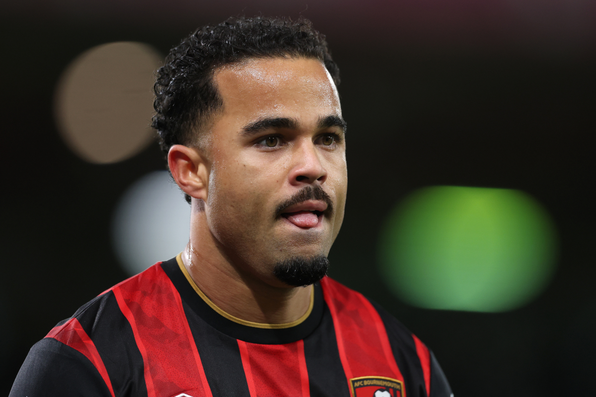 BOURNEMOUTH, INGLATERRA - 03 DE JANEIRO: Justin Kluivert do AFC Bournemouth durante a partida da Premier League entre Bournemouth e Arsenal no Vitality Stadium em 03 de janeiro de 2026 em Bournemouth, Inglaterra. (Foto de Michael Steele/Getty Images)