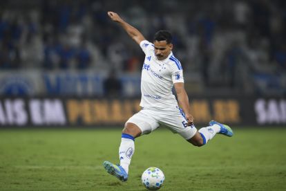 BELO HORIZONTE, BRAZIL - MAY 31: Kaiki Bruno of Cruzeiro kicks the ball during a match between Cruzeiro and Fluminense as part of Brasileirao 2026 at Mineirão Stadium on May 31, 2026 in Belo Horizonte, Brazil. (Photo by Pedro Vilela/Getty Images)