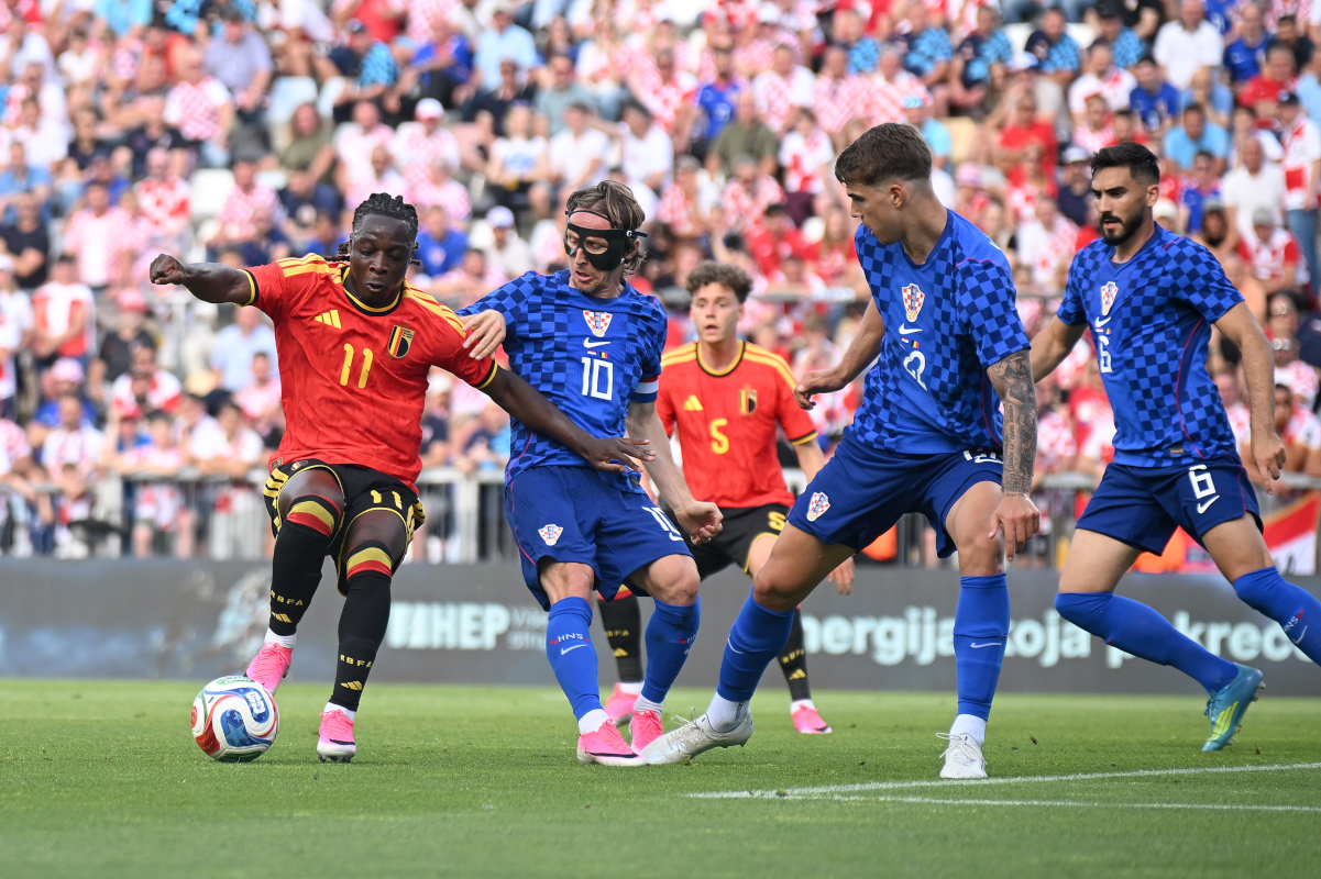 RIZEKA, CROÁCIA - 02 DE JUNHO: Jeremy Doku da Bélgica é desafiado por Luka Modric da Croácia durante o amistoso internacional entre Croácia e Bélgica no Stadion HNK Rijeka em 02 de junho de 2026 em Rijeka, Croácia. (Foto de Jurij Kodrun/Getty Images)
