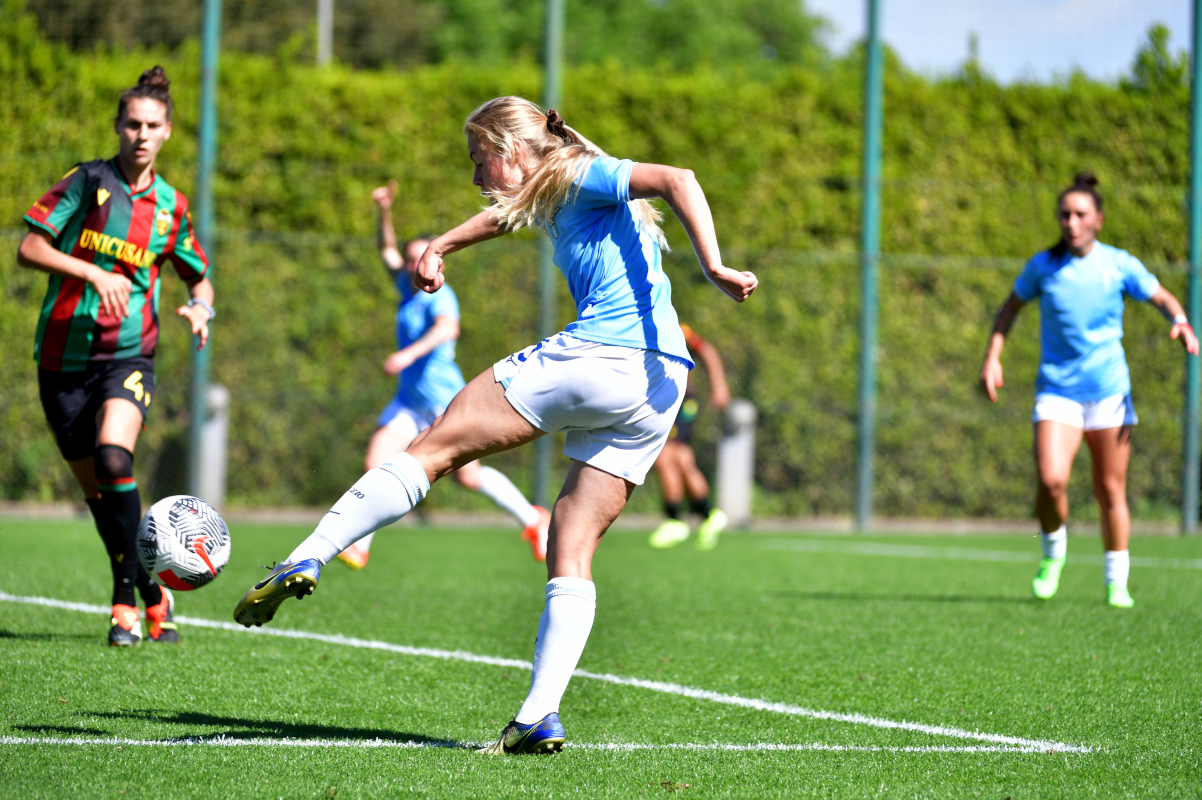 ROMA, ITÁLIA - 05 DE MAIO: Maja Eva Gothberg do SS Lazio Women marca o gol de abertura durante a partida da Série B entre SS Lazio Women e Ternana Women no Formello Sport Center em 05 de maio de 2024 em Roma, Itália. (Foto de Marco Rossi - SS Lazio/Getty Images)