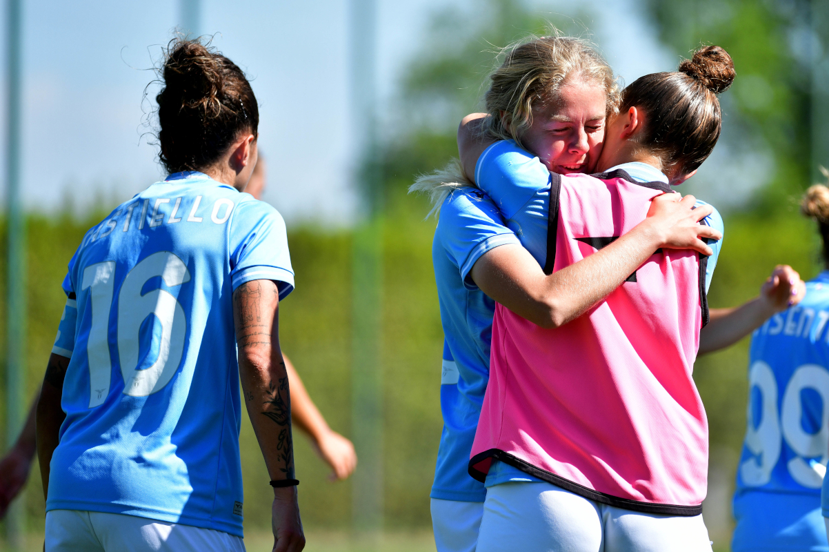 ROMA, ITÁLIA - 05 DE MAIO: Maja Eva Gothberg da SS Lazio Women comemora o gol de abertura com companheiros de equipe durante a partida da Série B entre SS Lazio Women e Ternana Women no Formello Sport Center em 05 de maio de 2024 em Roma, Itália. (Foto de Marco Rossi - SS Lazio/Getty Images)
