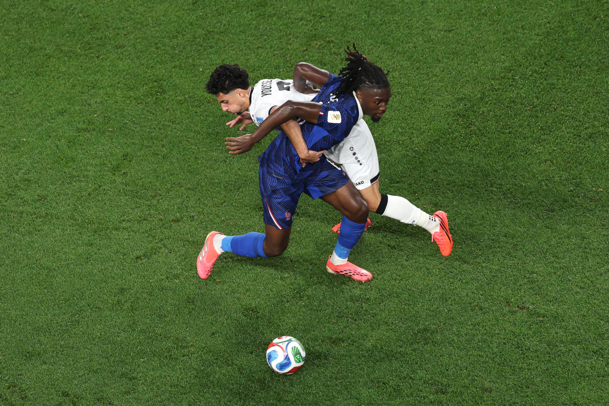 FILADÉLFIA, PENSILVÂNIA - 22 DE JUNHO: Manu Kone nº 6 da França e Youssef Amin nº 7 do Iraque competem pela bola durante a partida do Grupo I da Copa do Mundo FIFA 2026 entre França e Iraque no Estádio da Filadélfia em 22 de junho de 2026 na Filadélfia, Pensilvânia. (Foto de Darian Trainor/Getty Images)