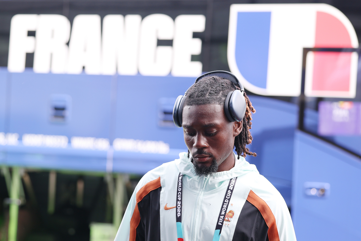 FILADÉLFIA, PENSILVÂNIA - 22 DE JUNHO: Manu Kone nº 6 da França chega ao estádio antes da partida do Grupo I da Copa do Mundo FIFA 2026 entre França e Iraque no Estádio da Filadélfia em 22 de junho de 2026 na Filadélfia, Pensilvânia. (Foto de Kevin C. Cox/Getty Images)