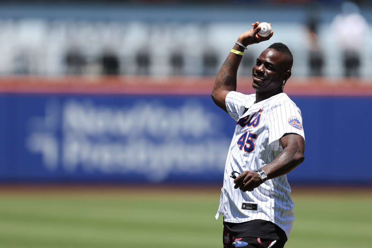 NOVA IORQUE, NOVA IORQUE - 24 DE JUNHO: O jogador de futebol italiano Mario Balotelli lança o primeiro arremesso cerimonial antes do jogo entre o New York Mets e o Chicago Cubs em uma partida dupla no Citi Field em 24 de junho de 2026 na cidade de Nova York. (Foto de Ishika Samant/Getty Images)