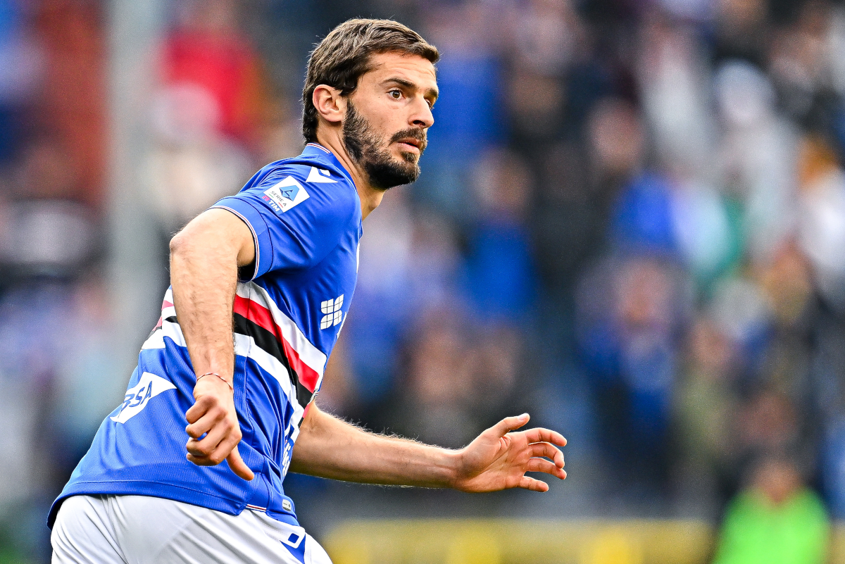 GÊNOVA, ITÁLIA - 08 DE ABRIL: Marios Oikonomo da Sampdoria observa durante a partida da Série A entre UC Sampdoria e US Cremonese no Stadio Luigi Ferraris em 8 de abril de 2023 em Gênova, Itália. (Foto: Simone Arveda/Getty Images)