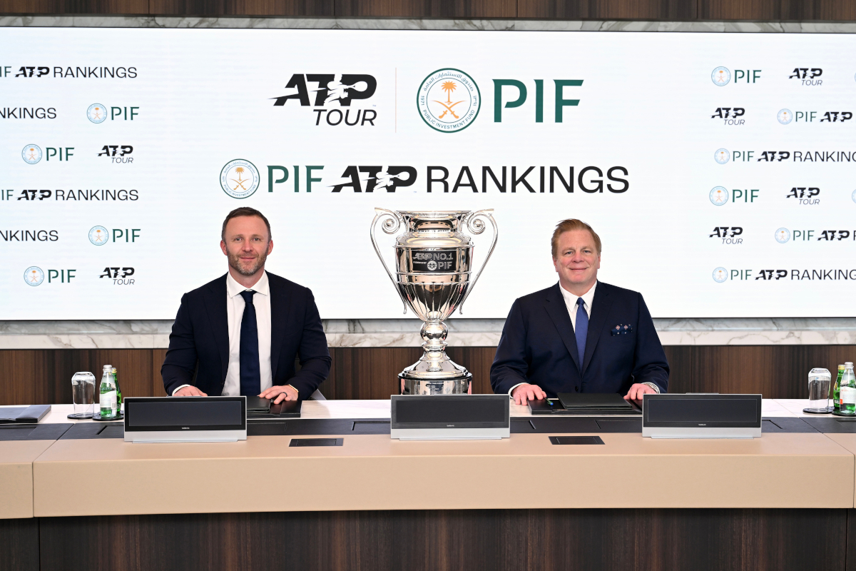 RIADE, ARÁBIA SAUDITA – 28 DE FEVEREIRO: PIF, Massimo Calvelli, CEO, ATP(L) e Kevin Foster, Chefe de Assuntos Corporativos, PIF(R) O Fundo de Investimento Público (PIF) revelou uma nova parceria estratégica plurianual para dez parceiros estratégicos em todo o mundo. Fãs de esportes, organizadores de torneios e partes interessadas de todos os níveis em Riad, Arábia Saudita, em 28 de fevereiro de 2024. (Foto de PIF via Getty Images)