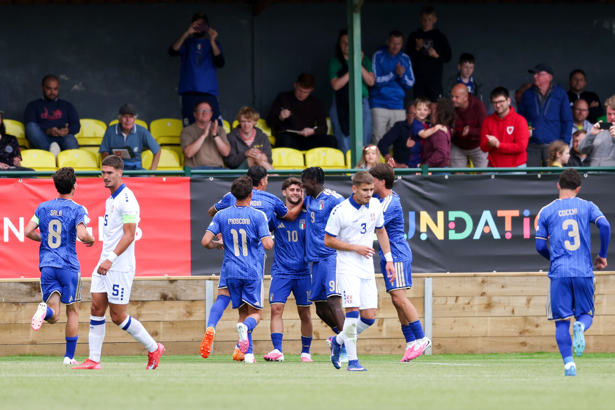 CAERNARFON, WALES - 29 DE JUNHO: Mattia Liberali, da Itália, comemora o primeiro gol de seu time de pênalti durante a partida do Campeonato Europeu de Sub-19 de 2026 entre Itália e Sérvia, em 29 de junho de 2026, no País de Gales. (Foto de Jess Hornby/Getty Images)