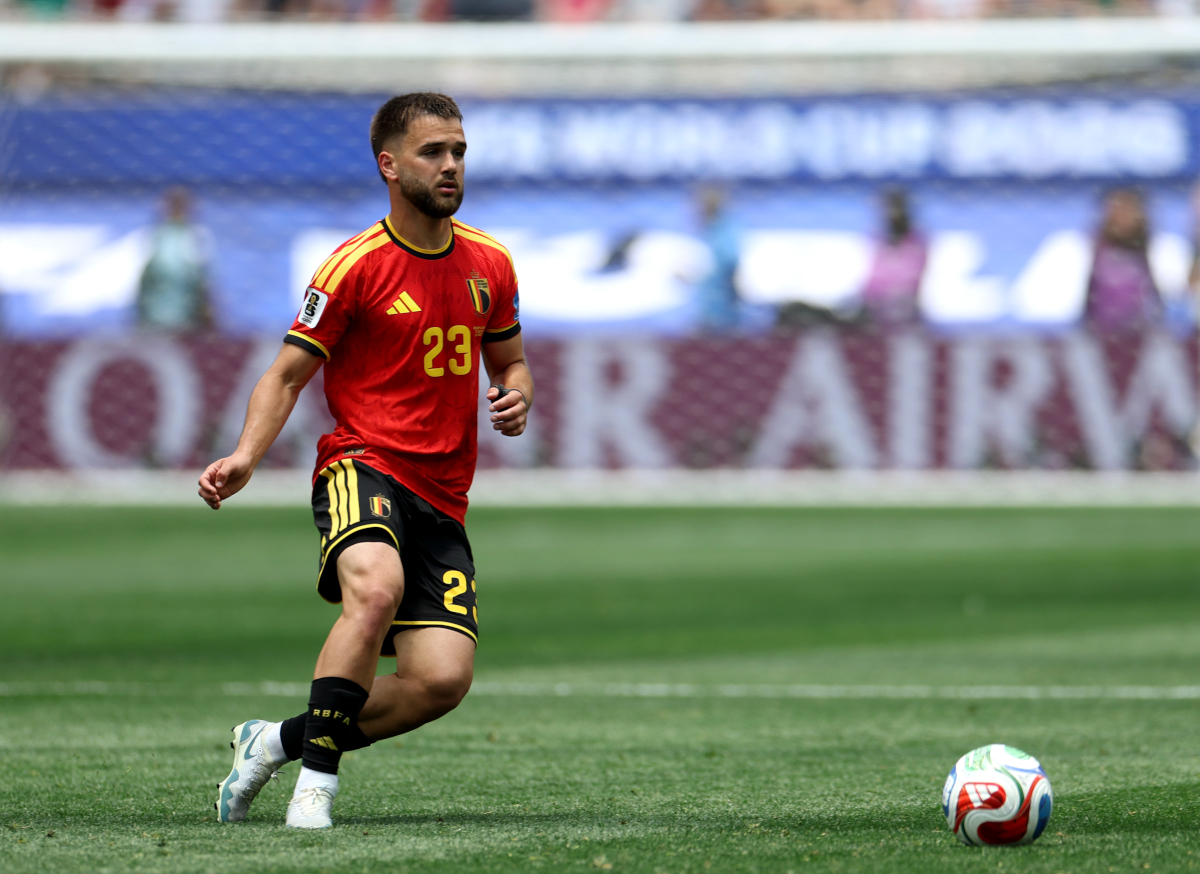 INGLEWOOD, CALIFÓRNIA - 21 DE JUNHO: Nicolas Raskin nº 23 da Bélgica joga bola durante a partida do Grupo G da Copa do Mundo FIFA 2026 entre Bélgica e IR Irã no Estádio de Los Angeles em 21 de junho de 2026 em Los Angeles, Estados Unidos. (Foto de Harry Howe/Getty Images)
