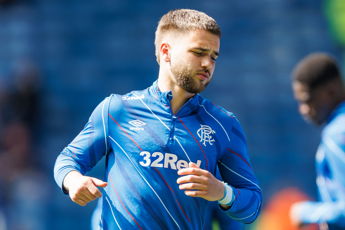GLASGOW, ESCÓCIA - 26 DE ABRIL: Nicholas Raskin do Rangers se prepara antes do início da partida da William Hill Premiership entre Rangers e Motherwell no Ibrox Stadium em 26 de abril de 2026 em Glasgow, Escócia. (Foto de WM Sport Media/Getty Images)