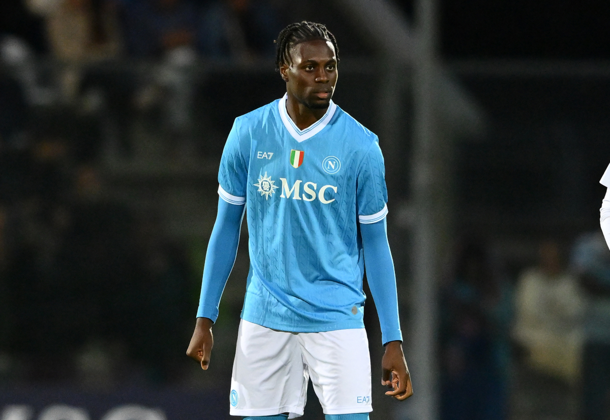 CASTEL DI SANGRO, ITÁLIA - 03 DE AGOSTO: Nosa Edward Oberrettin do SSC Napoli observa durante o amistoso de pré-temporada entre Napoli e Stade Brestois 29 no Stadio Teofilo Patini em 03 de agosto de 2025 em Castel di Sangro, Itália. (Foto de Giuseppe Bellini/Getty Images)