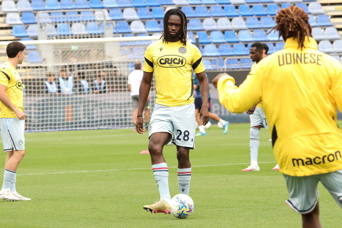 Cagliari, Itália - 09 de maio: Omar Solet da Udinese se prepara antes da partida da Série A entre Cagliari Calcio e Udinese Calcio no Stadio Sant'Elia em 09 de maio de 2026 em Cagliari, Itália. (Foto de Enrico Loci/Getty Images)