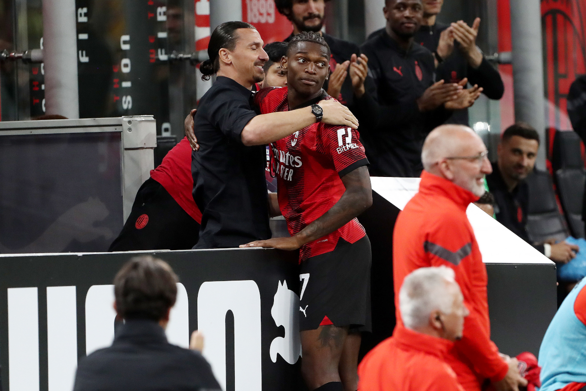 MILÃO, ITÁLIA - 04 DE JUNHO: Raffaele Leo do AC Milan comemora com o companheiro de equipe Zlatan Ibrahimovic depois de marcar o segundo gol de seu time durante a partida da Série A entre AC Milan e Hellas Verona no Stadio Giuseppe Meazza em 04 de junho de 2023 em Milão, Itália. (Foto de Marco Luzani/Getty Images)