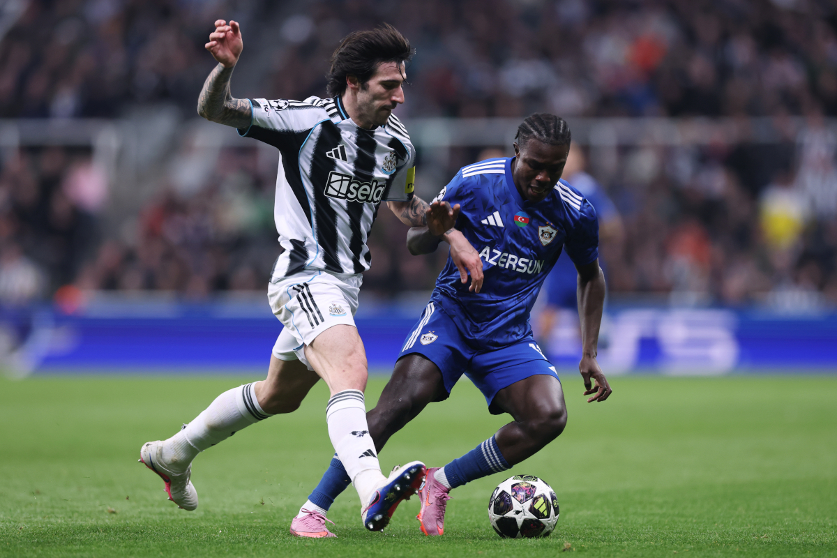 NEWCASTLE UPON TYNE, INGLATERRA - 24 DE FEVEREIRO: Sandro Tonali do Newcastle United é desafiado por Emmanuel Addai do Newcastle United FK durante a partida de segunda mão do Play-off da Liga dos Campeões da UEFA 2025/26 entre Newcastle United FC e Qarabag FK em James Park em St. (Foto de Carl Racine/Getty Images)