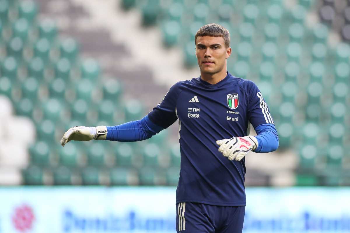 KOKELI, TURQUIA - 12 DE SETEMBRO: Sebastiano Desplanches da Itália se aquece durante a partida de qualificação para o Campeonato Europeu Sub-21 da UEFA entre Turquia e Itália no Estádio Kokeli em 12 de setembro de 2023 em Kocaeli, Turquia. (Foto de Ahmed Mora/Getty Images)