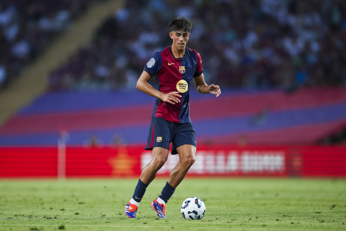 BARCELONA, ESPANHA - 12 DE AGOSTO: Sergi Dominguez do FC Barcelona controla a bola durante a partida do Troféu Joan Gamper entre FC Barcelona e AS Monaco no Estádio Olímpico Luis Compensa em 12 de agosto de 2024 em Barcelona, ​​​​Espanha. (Foto de Eric Alonso/Getty Images)