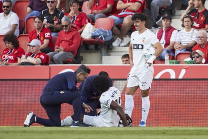 MALLORCA, SPAIN - APRIL 21: Thierry Correia of Valencia CF receives medical attention on the pitch during the LaLiga EA Sports match between RCD Mallorca and Valencia CF at Estadio de Son Moix on April 21, 2026 in Mallorca, Spain. (Photo by Rafa Babot/Getty Images)