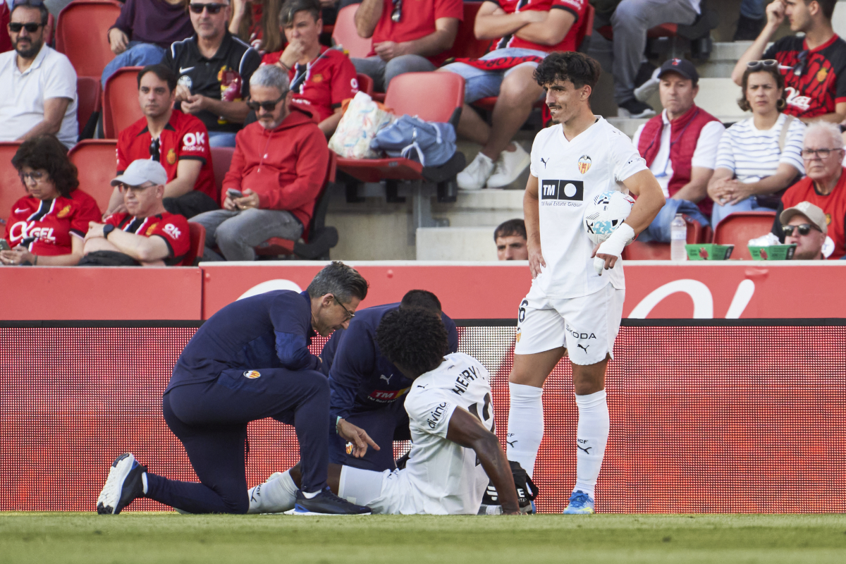MALLORCA, ESPANHA - 21 DE ABRIL: Thierry Correia do Valencia CF recebe atendimento médico em campo durante a partida da La Liga EA Sports entre RCD Mallorca e Valencia CF no Estadio de Son Moix em 21 de abril de 2026 em Maiorca, Espanha. (Foto de Rafa Babot/Getty Images)