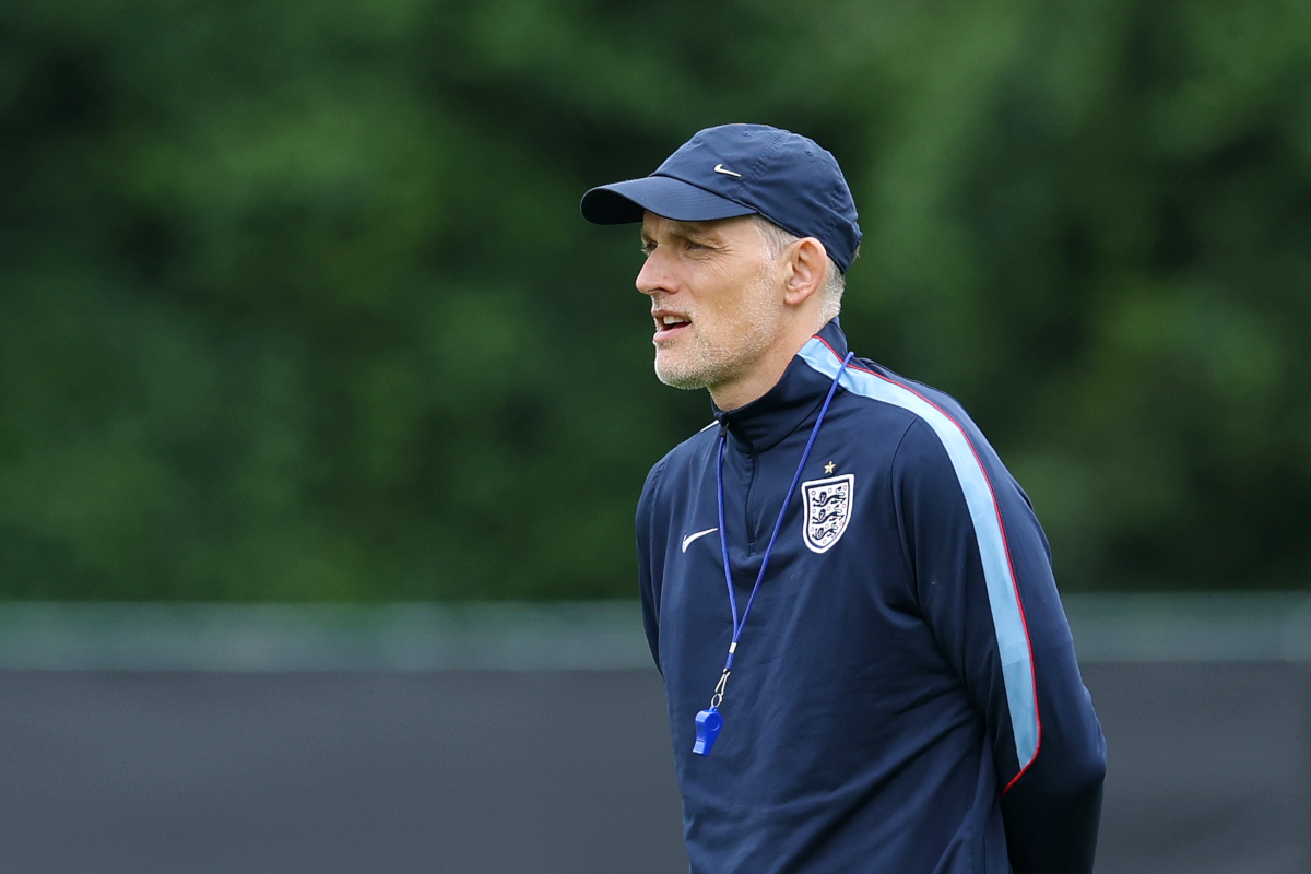 KANSAS CITY, KANSAS - 22 DE JUNHO: O técnico da Inglaterra, Thomas Tuchel, observa durante um treino da Inglaterra em 22 de junho de 2026 em Kansas City, Kansas. (Foto de Richard Pelham/Getty Images)