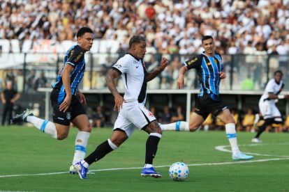 RIO DE JANEIRO, BRAZIL - MARCH 22: David of Vasco da Gama competes for the ball with Viery of Gremio during the match between Vasco da Gama and Gremio as part of Brasileirao 2026 at Sao Januario Stadium on March 22, 2026 in Rio de Janeiro, Brazil. (Photo by Wagner Meier/Getty Images)