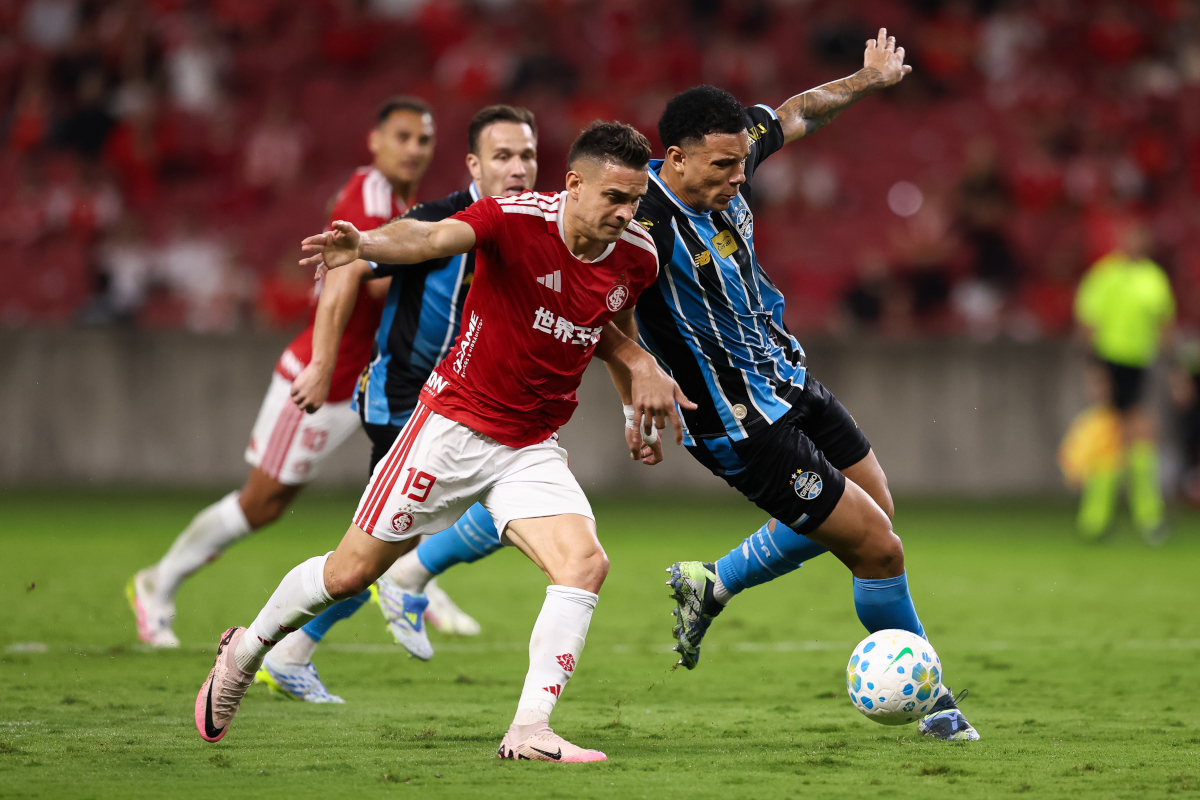 PORTO ALEGRE, BRASIL - 11 DE ABRIL: Rafael Borre do Internacional e Vieri Santos do Grêmio competem pela bola durante a partida entre Internacional e Grêmio no Estádio Beira-Rio em 11 de abril de 2026 em Porto Alegre, Brasil. (Foto de Peter H. Tesch/Getty Images)