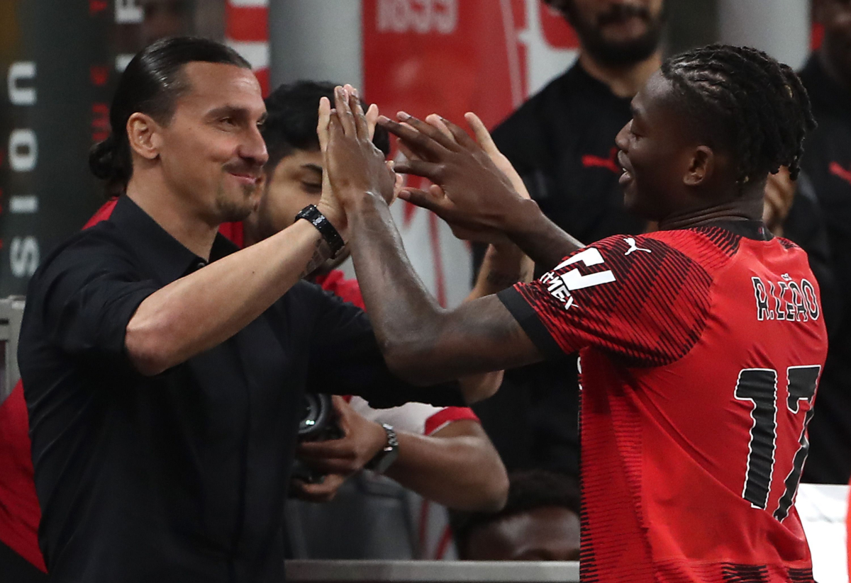 MILÃO, ITÁLIA - 04 DE JUNHO: Raffaele Leo do AC Milan comemora com o companheiro de equipe Zlatan Ibrahimovic depois de marcar o segundo gol de seu time durante a partida da Série A entre AC Milan e Hellas Verona no Stadio Giuseppe Meazza em 04 de junho de 2023 em Milão, Itália. (Foto de Marco Luzani/Getty Images)