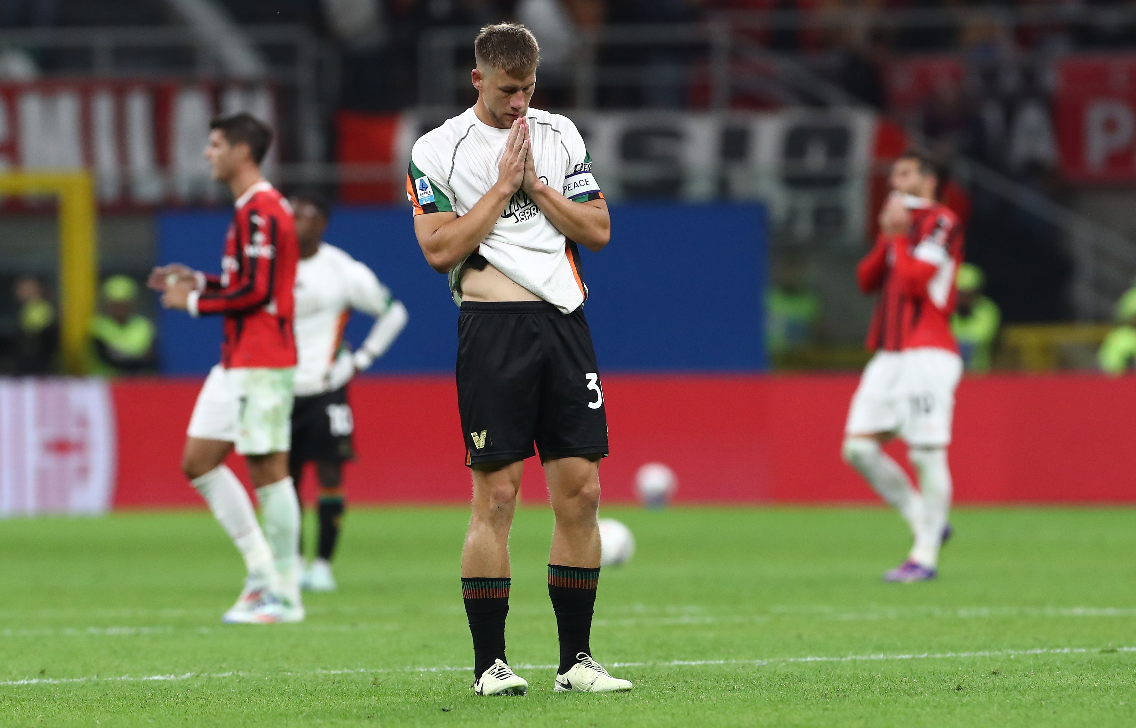 MILÃO, ITÁLIA - 14 DE SETEMBRO: Michael Svoboda do Venezia FC gesticula após a partida da Série A entre AC Milan e Venezia no Stadio Giuseppe Meazza em 14 de setembro de 2024 em Milão, Itália. (Foto de Marco Luzani/Getty Images)