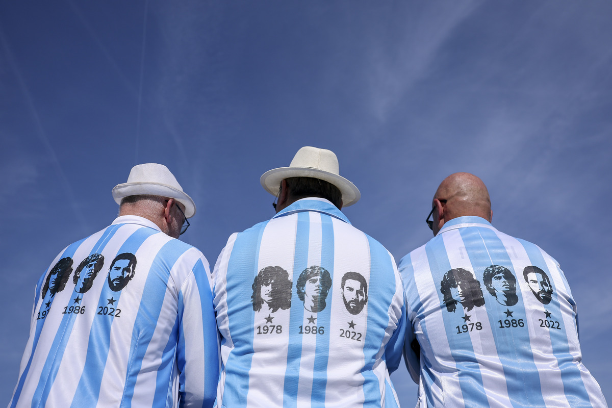 KANSAS CITY, MISSOURI - 16 DE JUNHO: Torcedores argentinos chegam antes da partida do Grupo J da Copa do Mundo FIFA 2026 entre Argentina x Argélia no Kansas City Stadium em 16 de junho de 2026 em Kansas City, Missouri. (Foto de François Nell/Getty Images)