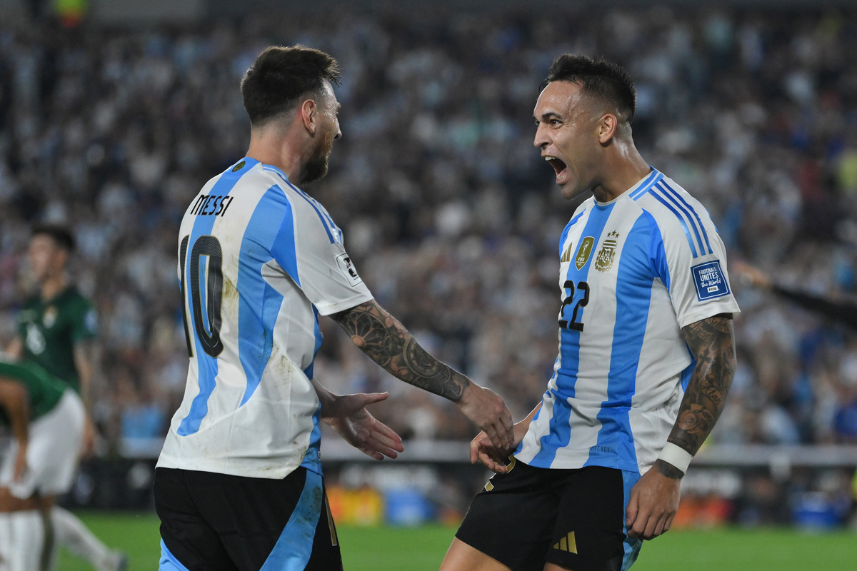 BUENOS AIRES, ARGENTINA - 15 DE OUTUBRO: Lautaro Martinez da Argentina comemora com o companheiro de equipe Lionel Messi depois de marcar o segundo gol do time durante as eliminatórias sul-americanas da Copa do Mundo FIFA 2026 entre Argentina e Bolívia no Estadio Mas Monumental Antonio, outubro de 2025. Buenos Aires, Argentina. (Foto de Marcelo Endelli/Getty Images)