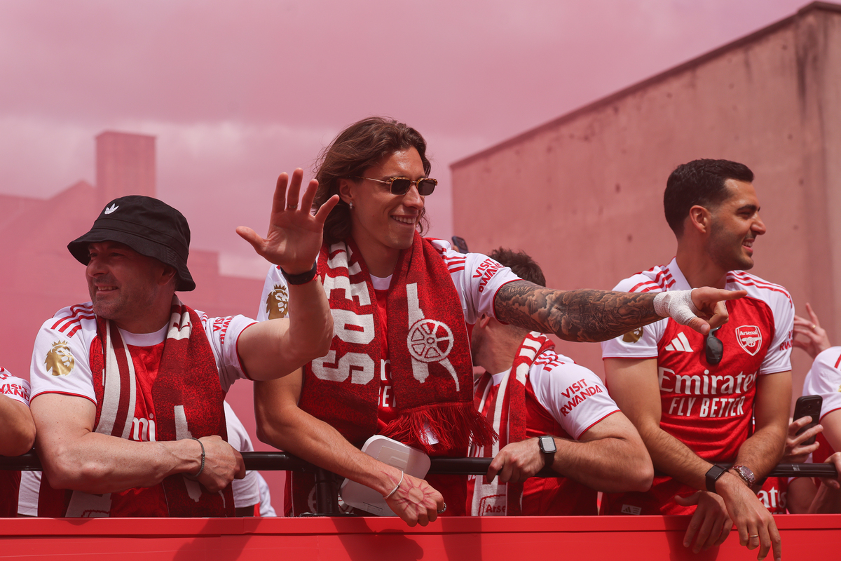 ISLINGTON, INGLATERRA - 31 DE MAIO: Riccardo Calafiori do Arsenal comemora no ônibus durante o Arsenal Trophy Parade em 31 de maio de 2026 em Islington, Inglaterra. O Arsenal conquistou seu primeiro título da Premier League em 22 anos no início deste mês. (Foto de Alex Pantling/Getty Images)