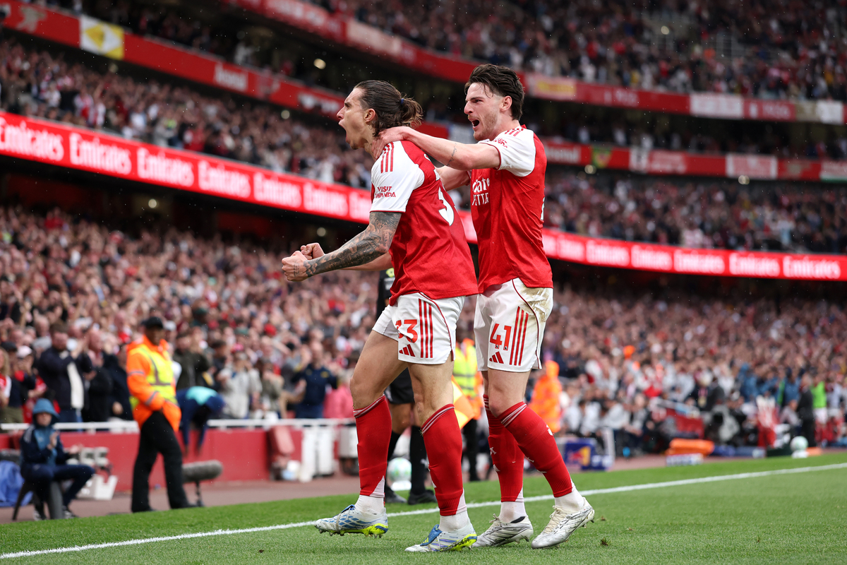 LONDRES, INGLATERRA - 02 DE MAIO: Riccardo Calafiori do Arsenal comemora com seu companheiro de equipe Declan Rice depois de marcar um gol que mais tarde foi anulado por impedimento durante a partida da Premier League entre Arsenal e Fulham no Emirates Stadium em 02 de maio de 2026 em Londres, Inglaterra. (Foto de Justin Setterfield/Getty Images)