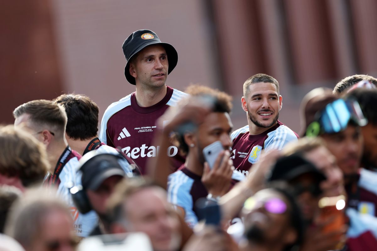 BIRMINGHAM, INGLATERRA - 21 DE MAIO: Emiliano Martinez do Aston Villa assiste do ônibus durante o Aston Villa Trophy Parade em 21 de maio de 2026 em Birmingham, Inglaterra. O Aston Villa venceu o SC Freiburg na final da UEFA Europa League, em Istambul, conquistando o seu primeiro troféu europeu em 44 anos. (Foto de Naomi Baker/Getty Images)