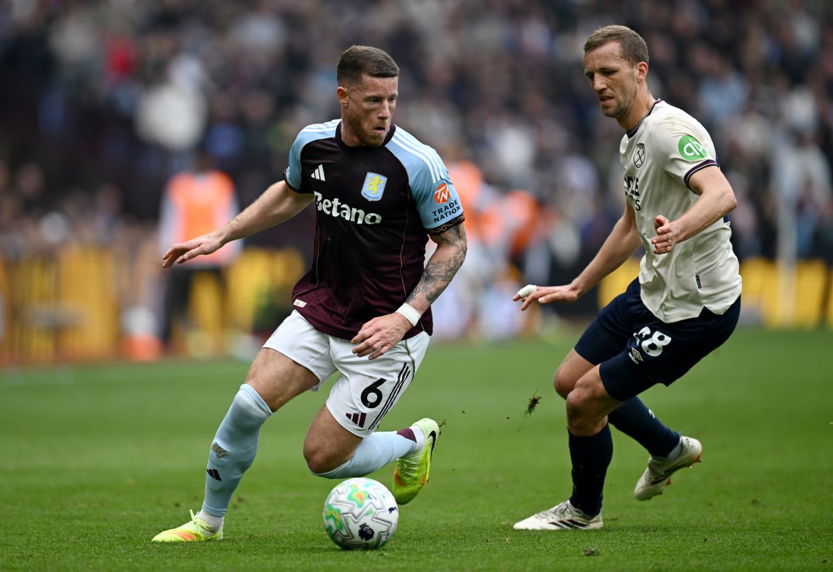 BIRMINGHAM, INGLATERRA - 22 DE MARÇO: Ross Barkley do Aston Villa corre com a bola sob pressão de Tomas Sosek do West Ham United durante a partida da Premier League entre Aston Villa e West Ham United no Villa Park em 22 de março de 2026 em Birmingham, Inglaterra. (Foto de Gareth Copley/Getty Images)