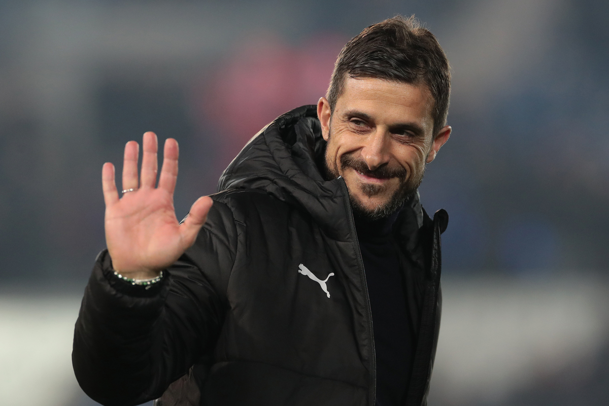 BERGAMO, ITÁLIA - 17 DE FEVEREIRO: O técnico do US Sassuolo, Alessio Dionisi, sorri durante a partida da Série A TIM entre Atlanta BC e US Sassuolo no Gewis Stadium em 17 de fevereiro de 2024 em Bergamo, Itália. (Foto de Emilio Andreoli/Getty Images) (link Watford)