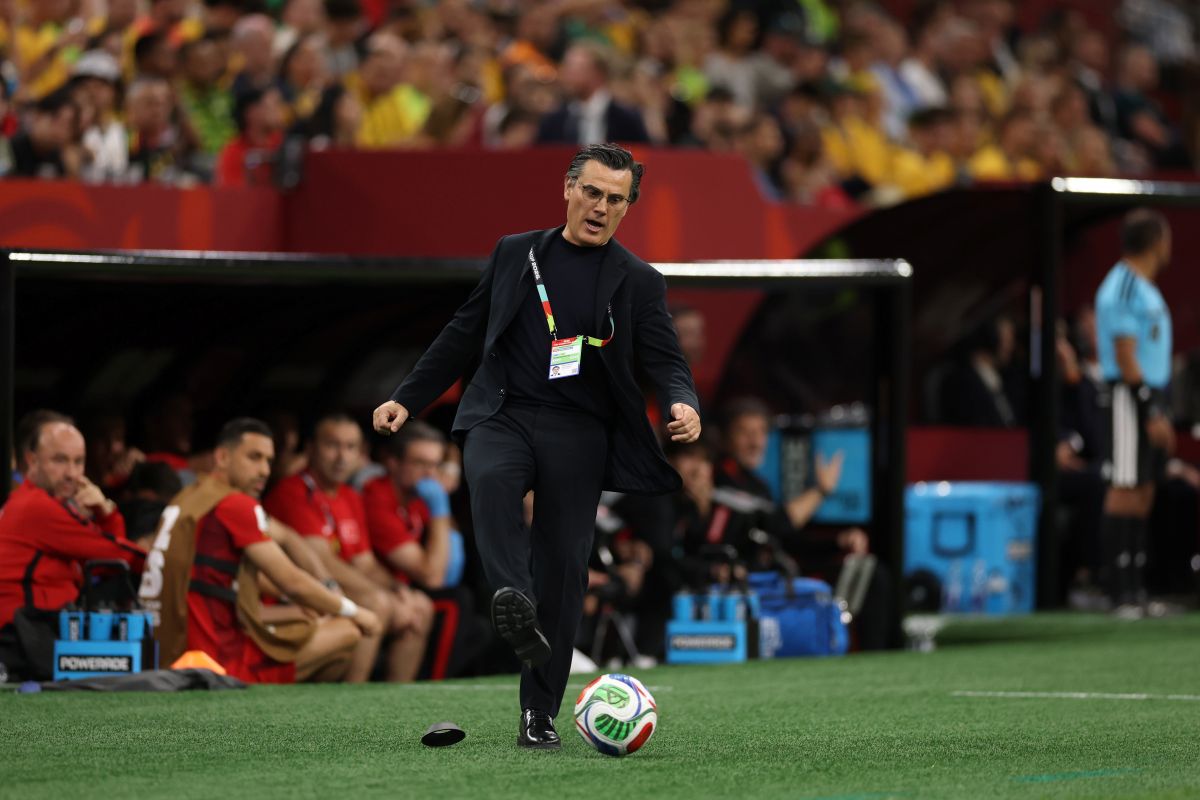 VANCOUVER, COLUMBIA BRITÂNICA - 13 DE JUNHO: O técnico da Turquia, Vincenzo Montella, chuta a bola durante a partida do Grupo D da Copa do Mundo FIFA 2026 entre Austrália e Turquia no BC Place Vancouver em 13 de junho de 2026 em Vancouver, BC. (Foto de Stu Forster/Getty Images)