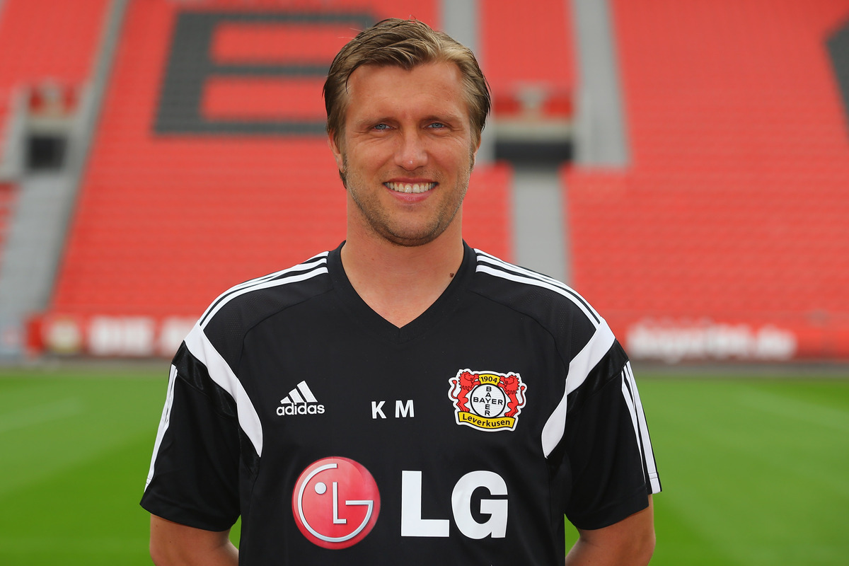 LEVERKUSEN, ALEMANHA - 13 DE JULHO: O assistente técnico Markus Kroesche posa durante a apresentação da equipe do Bayer Leverkusen no Bayerena em 13 de julho de 2015 em Leverkusen, Alemanha. (Foto de Christoph Kopesel/Bongeerts/Getty Images)