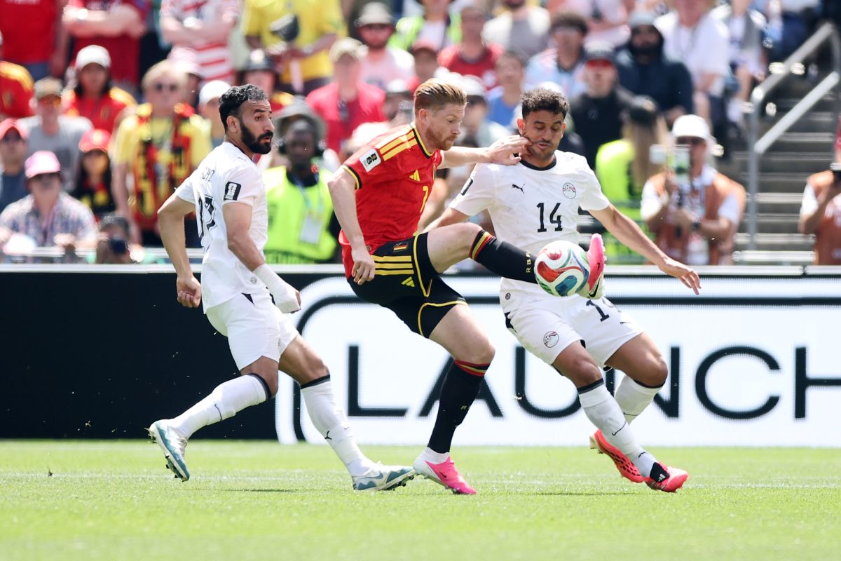 SEATTLE, WASHINGTON - 15 DE JUNHO: Kevin De Bruyne nº 7 da Bélgica é desafiado por Hamdi Fathi nº 14 do Egito durante a partida do Grupo G entre Bélgica e Egito na Copa do Mundo FIFA de 2026 no Seattle Stadium em Seattle, 2026. (Foto de Alex Grimm / Getty Images)