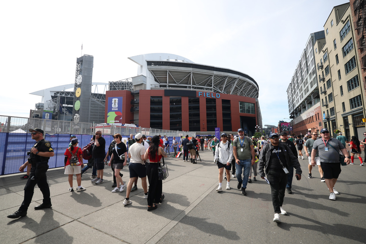SEATTLE, WASHINGTON - 15 DE JUNHO: Os torcedores chegam antes da partida do Grupo G da Copa do Mundo FIFA 2026 entre Bélgica x Egito no Seattle Stadium em 15 de junho de 2026 em Seattle, Washington. (Foto: Emily Chin/Getty Images)