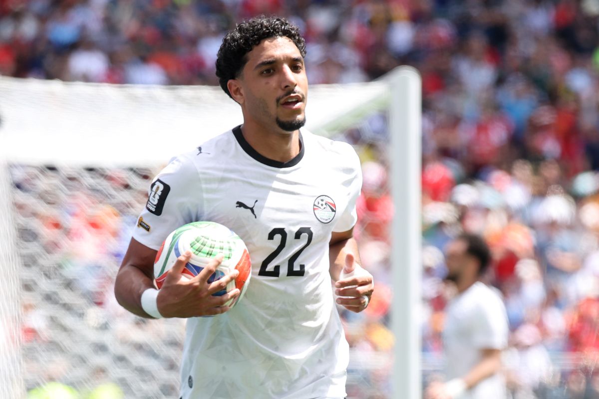 SEATTLE, WASHINGTON - 15 DE JUNHO: Omar Marmouse nº 22 do Egito carrega a bola durante a partida do Grupo G da Copa do Mundo FIFA 2026 entre Bélgica e Egito em 15 de junho de 2026 em Seattle, Washington. (Foto de Alex Grimm/Getty Images)