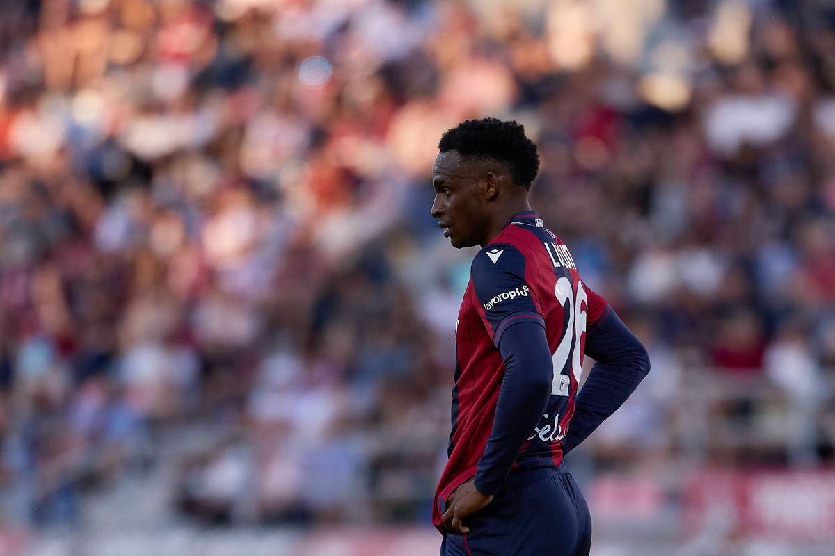 BOLOGNA, ITÁLIA - 25 DE ABRIL: Joan Lucumi do Bologna FC observa durante a partida da Série A entre Bologna FC 1909 e AS Roma no Estádio Renato Dall'Ara em 25 de abril de 2026 em Bolonha, Itália. (Foto de Emmanuele Ciancaglini/Getty Images) (link da Juventus)